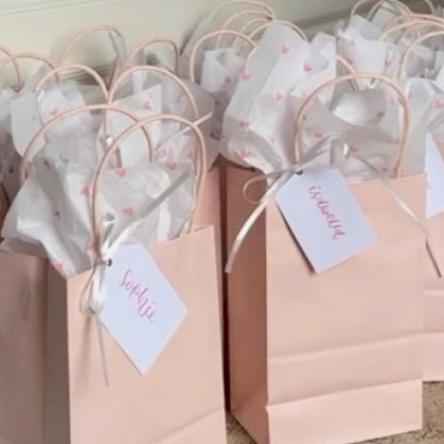 🎁 GOODIE BAG ALERT! 🎁

Be one of the first 35 visitors at our pop-up and receive an exclusive goodie bag filled with luxe surprises! ✨

Inside? Think beauty treats, exclusive offers, and fashion perks!

Doors open at 17:30 on March 13th – come early & claim yours!

#marbellafashion #goldenmilemarbella #plantabistrot #forummarbella